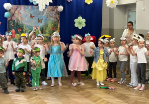 Dzieci występują w przedstawieniu wiosennym