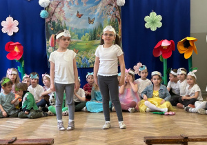 dziewczynki w roli zajączków