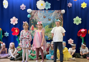 Dzieci w roli motylków