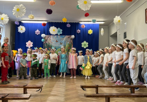 Dzieci śpiewają piosenkę w przedstawieniu wiosennym