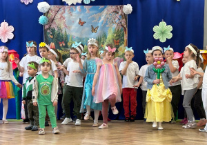 Dzieci śpiewają piosenkę w przedstawieniu wiosennym