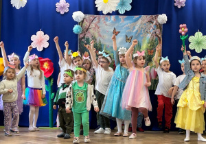 Dzieci śpiewają piosenkę w przedstawieniu wiosennym