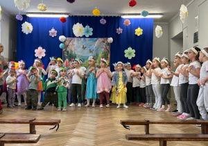 Dzieci śpiewają piosenkę w przedstawieniu wiosennym