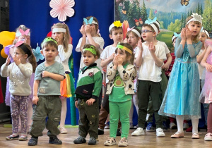 Dzieci śpiewają piosenkę w przedstawieniu wiosennym