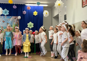 Dzieci śpiewają piosenkę w przedstawieniu wiosennym