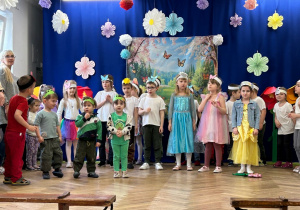 Dzieci śpiewają piosenkę w przedstawieniu wiosennym