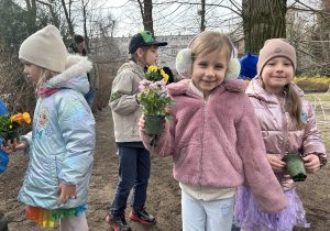 Dziewczynka pokazuje wybranego dla siebie kwiatka