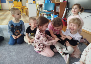 Dzieci oglądają maskotkę mrówki