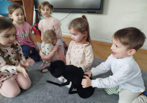 Dzieci oglądają maskotkę mrówki