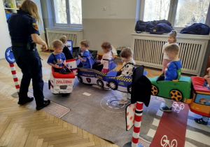 Dzieci w pojazdach wcielają się w role kierowców i pasażerów