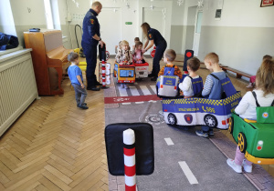 Dzieci w pojazdach wcielają się w role kierowców i pasażerów