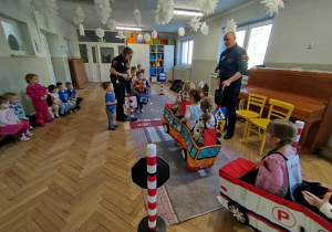 Dzieci w pojazdach wcielają się w role kierowców i pasażerów, a także pieszych przechodzących przez jezdnię