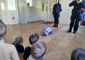 Dziewczynka prezentuje bezpieczne zachowanie podczas spotkania z agresywnym psem