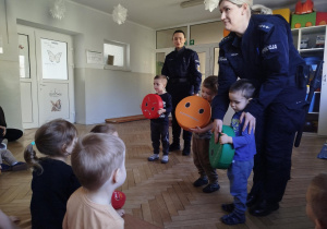 Prowadzące rozmawiają z dziećmi o bezpieczeństwie na drodze
