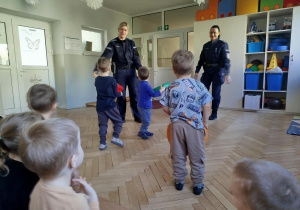 Prowadzące rozmawiają z dziećmi o bezpieczeństwie na drodze