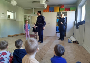 Prowadzące rozmawiają z dziećmi o bezpieczeństwie podczas przechodzenia przez ulicę