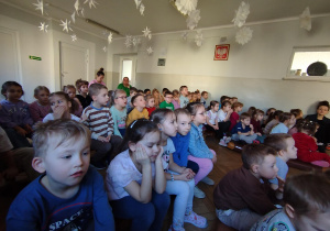 Przedszkolaki siedzą i uczestniczą w rozmowie na temat bezpieczeństwa