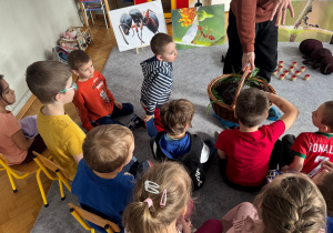 Dzieci oglądają makietę kopca mrówek