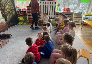 Dzieci oglądają makietę kopca mrówek