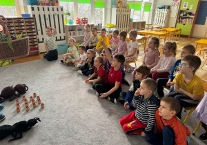 Dzieci słuchają i rozmawiają z prowadzącym o roli mrówek w ekosystemie