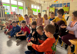 Dzieci oglądają maskotkę mrówki