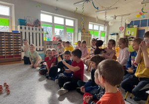 Dzieci oglądają maskotkę mrówki