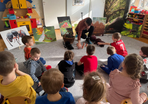Prowadzący opowiada dzieciom o życiu mrówek