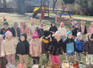 Zbieranie jajek z Zającem Wielkanocnym