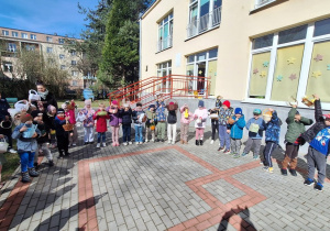 Zając Wielkanocny sprawdza czy każdy jest przygotowany na zbieranie jajek, a dzieci pokazują koszyczki