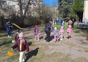 Dzieci ruszyły z koszykami zbierać jajeczka w ogrodzie