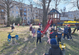 Dzieci zbierają jajeczka do swoich koszyczków