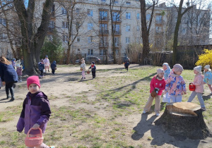 Dzieci zbierają jajeczka do swoich koszyczków