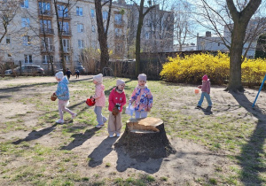 Dzieci zbierają jajeczka do swoich koszyczków