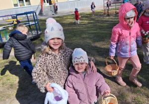 Dzieci zbierają jajeczka do swoich koszyczków