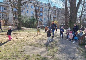 Dzieci zbierają jajeczka do swoich koszyczków