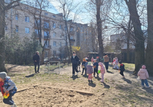 Dzieci zbierają jajeczka do swoich koszyczków