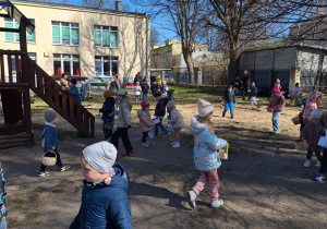 Dzieci zbierają jajeczka do swoich koszyczków
