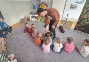 Dzieci oglądają makietę kopca mrówek