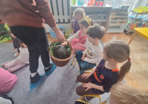 Dzieci oglądają makietę kopca mrówek