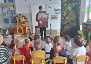 Prowadzący opowiada dzieciom budowie mrowiska i życiu w nim mrówek