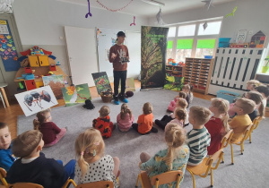 Dzieci słuchają o roli mrówek w ekosystemie