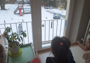 Powiesiliśmy nasze karmniki i kuleczki na barierce za oknem. Czekamy na ptaki.