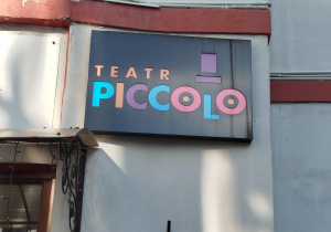 Logo Teatru Piccolo - wejście do Teatru