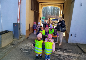 Dzieci idą do Teatru Piccolo