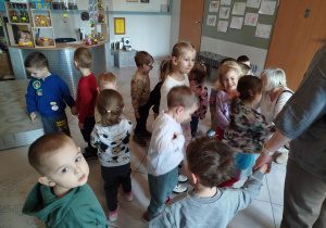 Dzieci czekają w poczekalni