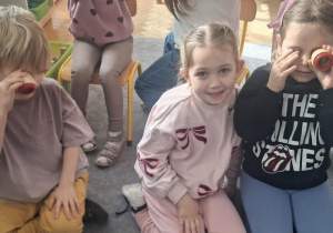 Dzieci patrzą przez szkiełka, które zmieniają obraz na taki jak widzą mrówki
