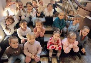 Grupa Zajączków siedzi na schodach w teatrze