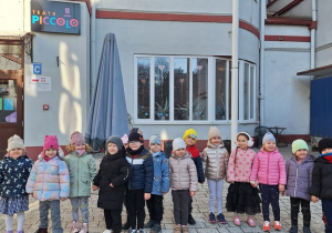 Zdjęcie grupowe dzieci przed Teatrem Piccolo