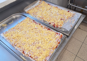 Przygotowana pizza do pieczenia