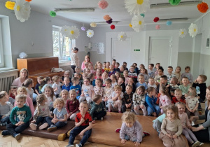 Wszystkie dzieci siedzą na widowni